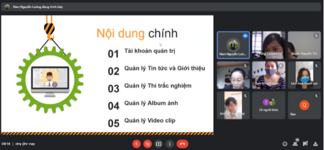 Các giáo viên đang chăm chú nghe giảng phần lý thuyết